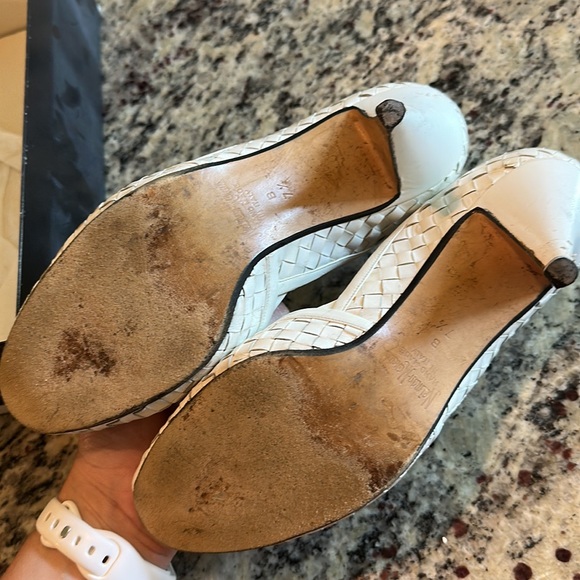 Neiman Marcus heels DAMA white size 7 and a half - Picture 3 of 4